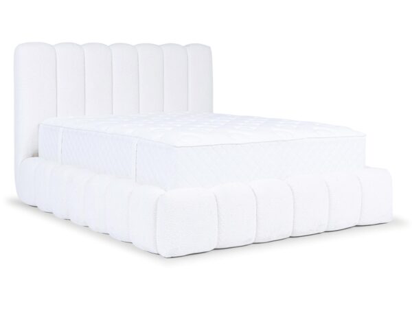 Minimalistyczne łóżko w białej tapicerce z zaokrąglonymi panelami, styl modern