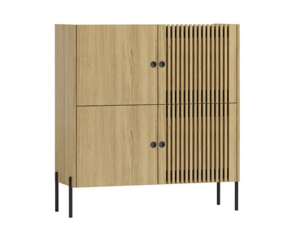 Dębowa komoda z czarnymi uchwytami i ryflowanym dekorem.