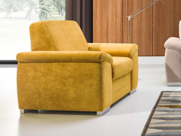 Żółty fotel tapicerowany w stylu retro do nowoczesnego salonu