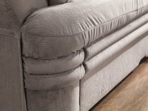 Zbliżenie na podłokietnik szarego fotela wypoczynkowego w stylu retro