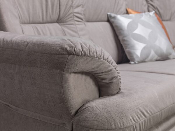 Zbliżenie na tapicerkę fotela w kolorze szarym z miękkim oparciem