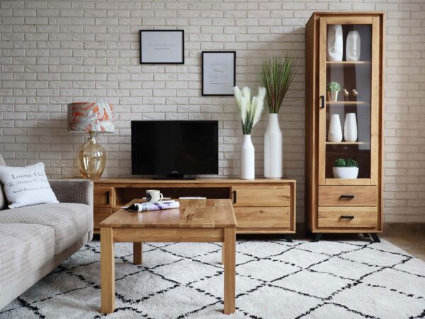 Salon w stylu skandynawskim z witryną i drewnianym stołem