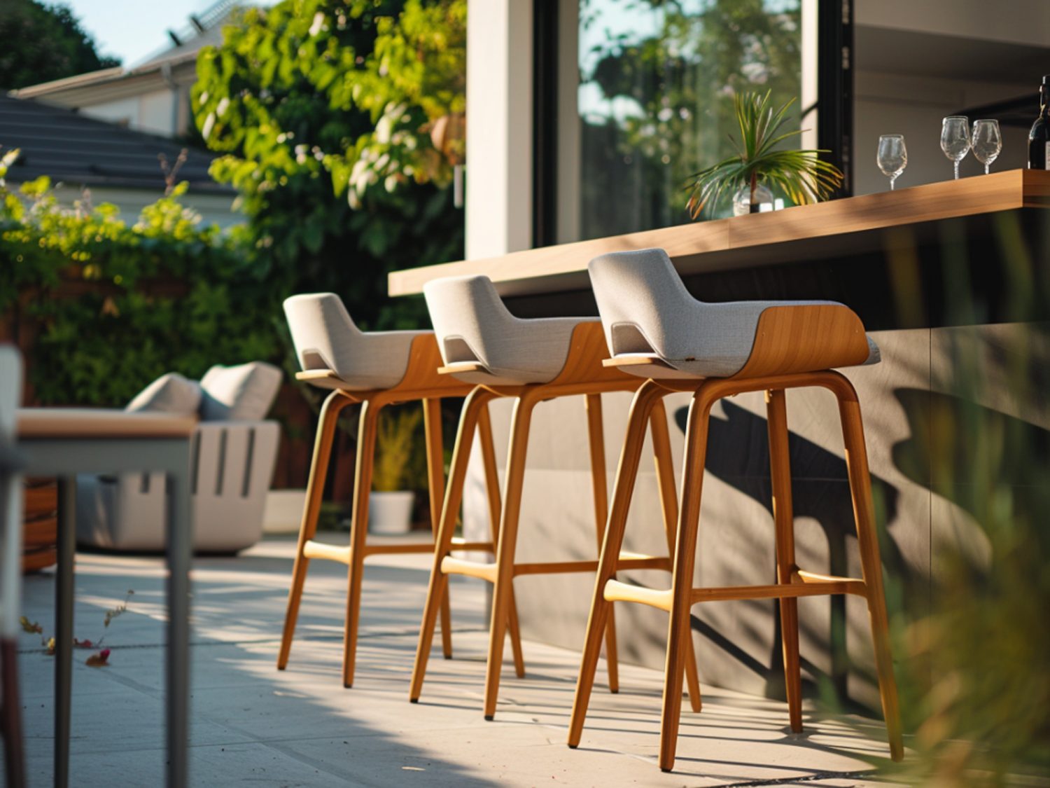 Zestaw wysokich krzeseł barowych z litego drewna na tarasie