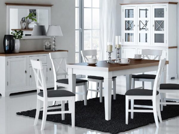 Jadalnia z drewnianym stołem i białą witryną – styl rustykalny