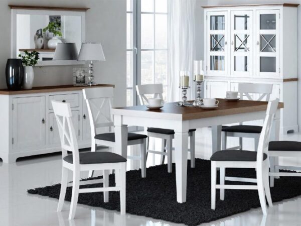 Stylowa jadalnia z białymi krzesłami i czarnym dywanem