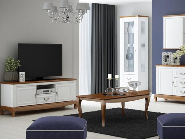 Salon z białymi meblami i dębowym stolikiem w stylu glamour