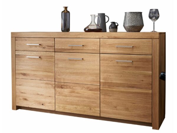 Komoda z czterema frontami i geometrycznymi uchwytami – aranżacja w drewnie
