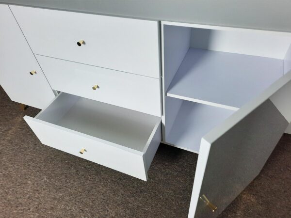 Biała komoda z otwartą półką i dwiema szufladami