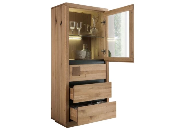 Drewniana witryna z uchylonymi drzwiczkami i kieliszkami – ekspozycja szkła