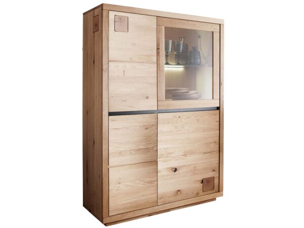 Przeszklona witryna z oświetleniem – klasyczny mebel do jadalni