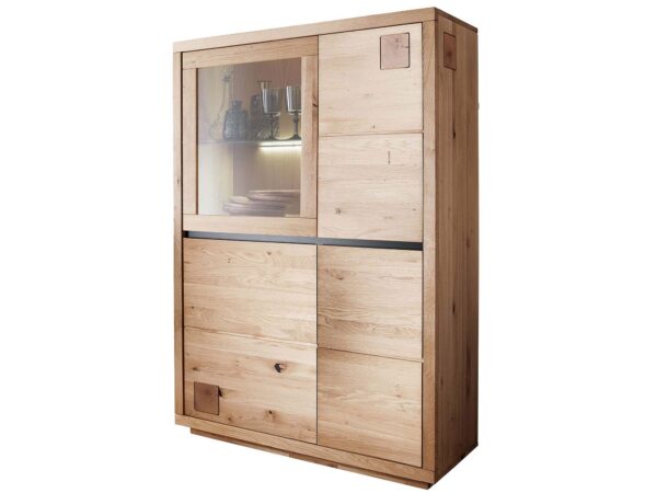 Drewniana witryna z przeszkleniami i szufladą – elegancja i ciepło drewna