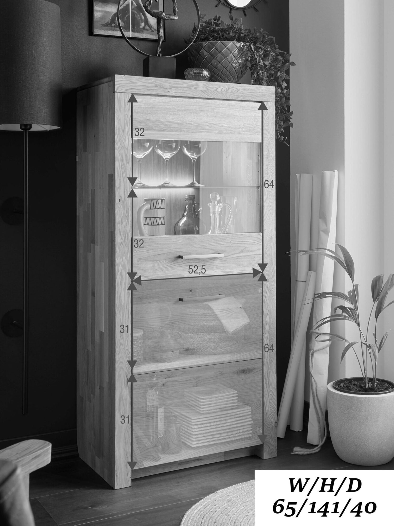 Czarno-białe zdjęcie witryny z przeszkleniem – wnętrze z półkami na szkło