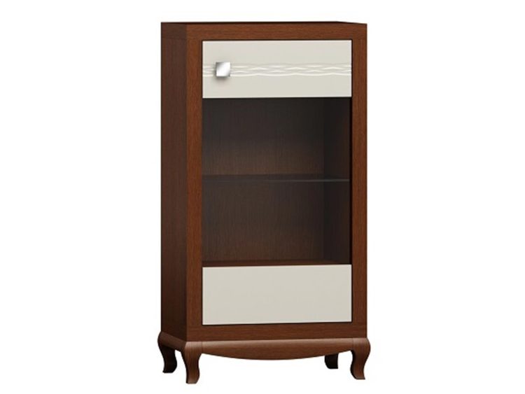 . Witryna z półkami i ciemnym drewnem