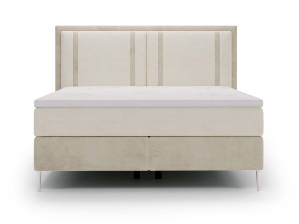 Kremowe łóżko z wysokim zagłówkiem i miękkim materacem