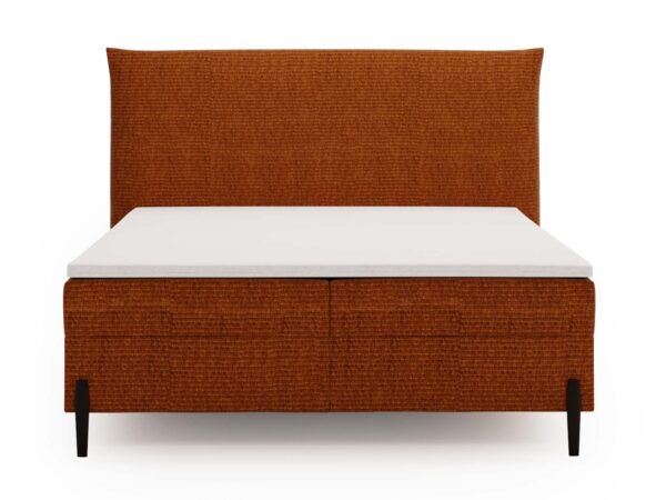 Łóżko w kolorze rdzawym z wysokim wezgłowiem i tapicerowaną podstawą