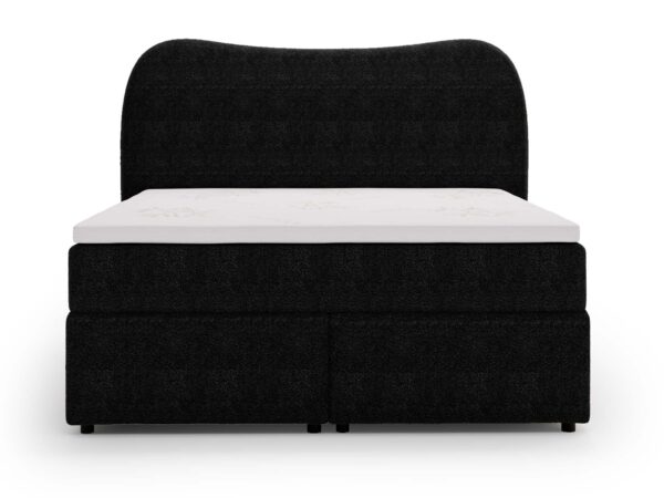 Tapicerowane czarne łóżko z dekoracyjnym wykończeniem