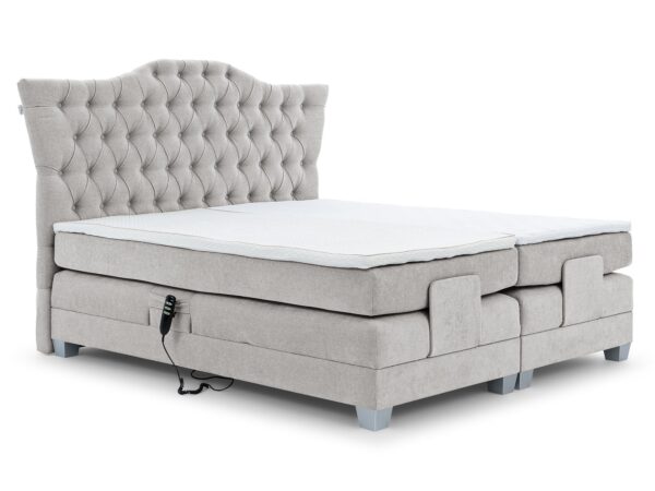 Jasnobeżowe łóżko kontynentalne z zagłówkiem w stylu angielskim