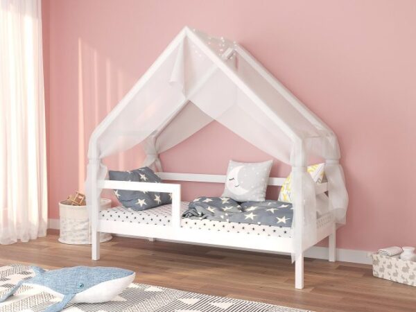 Łóżko domek z baldachimem i poduszkami w pokoju dziecięcym