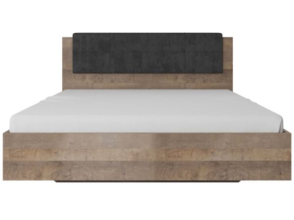 Drewniane łóżko z czarnym zagłówkiem, styl rustykalny