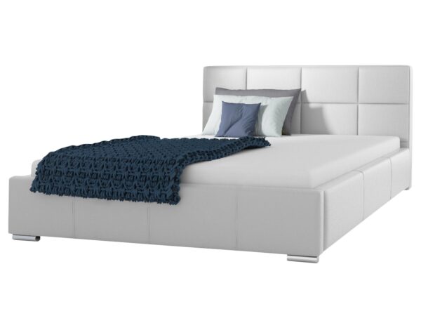 Białe łóżko z zagłówkiem pikowanym w kwadraty i jasnym pledem