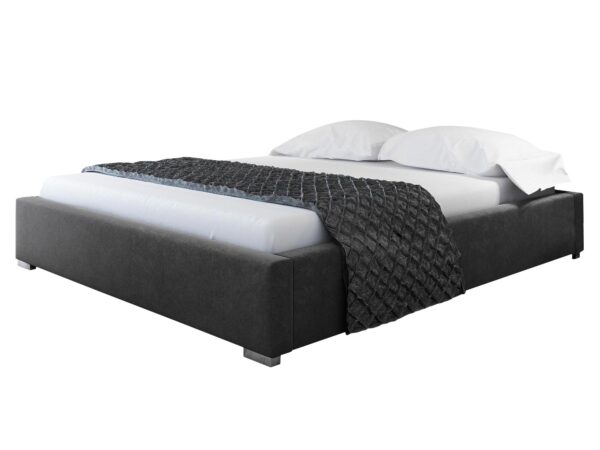 Szare łóżko z białą pościelą i czarnym kocem, styl stonowany