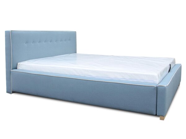 Błękitne łóżko z miękkim zagłówkiem i minimalistyczną ramą, styl skandynawski