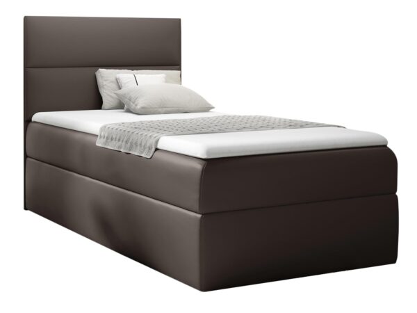 Brązowe łóżko z wysokim materacem i klasycznym stylem hotelowym