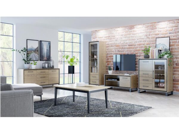 Industrialny salon z jasnymi meblami i ceglaną ścianą