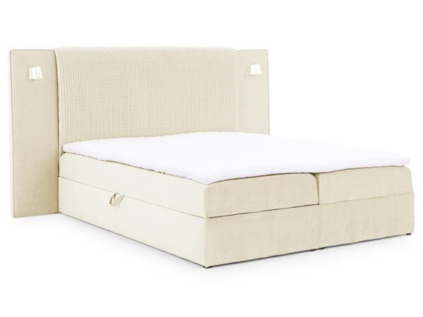 Kremowe łóżko z jasnym wykończeniem i dekoracyjnym uchwytem w stylu skandynawskim