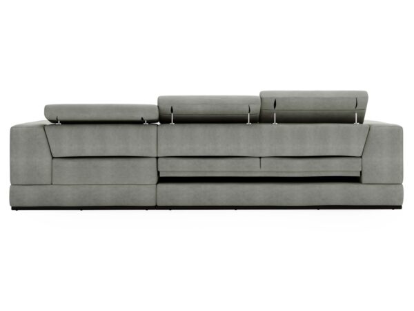 Szara sofa z trzema siedziskami – prosty i wygodny układ