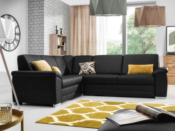 Czarny narożnik tapicerowany w nowoczesnym salonie z żółtym dywanem