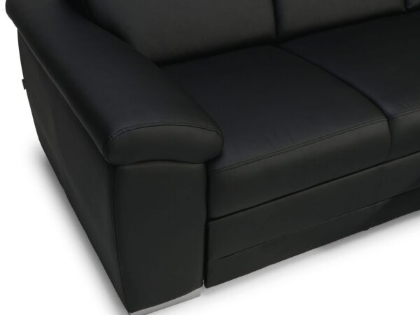 Zbliżenie czarnego narożnika z podłokietnikiem i chromowaną nogą