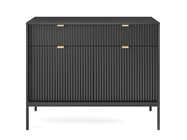 Komoda czarna z ryflowanym frontem i złotymi uchwytami – nowoczesna funkcjonalność
