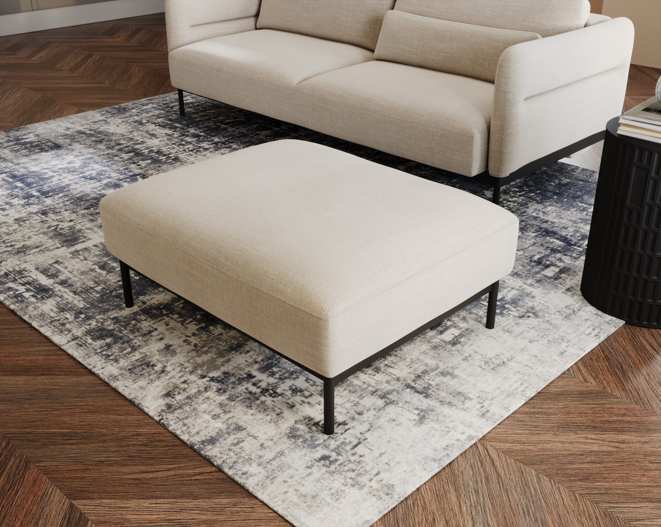 Pufa kremowa przy sofie – geometryczny akcent w nowoczesnym salonie