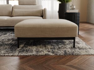 miniaturka Pufa ELLIZA Elegancja na Czarnych Nóżkach