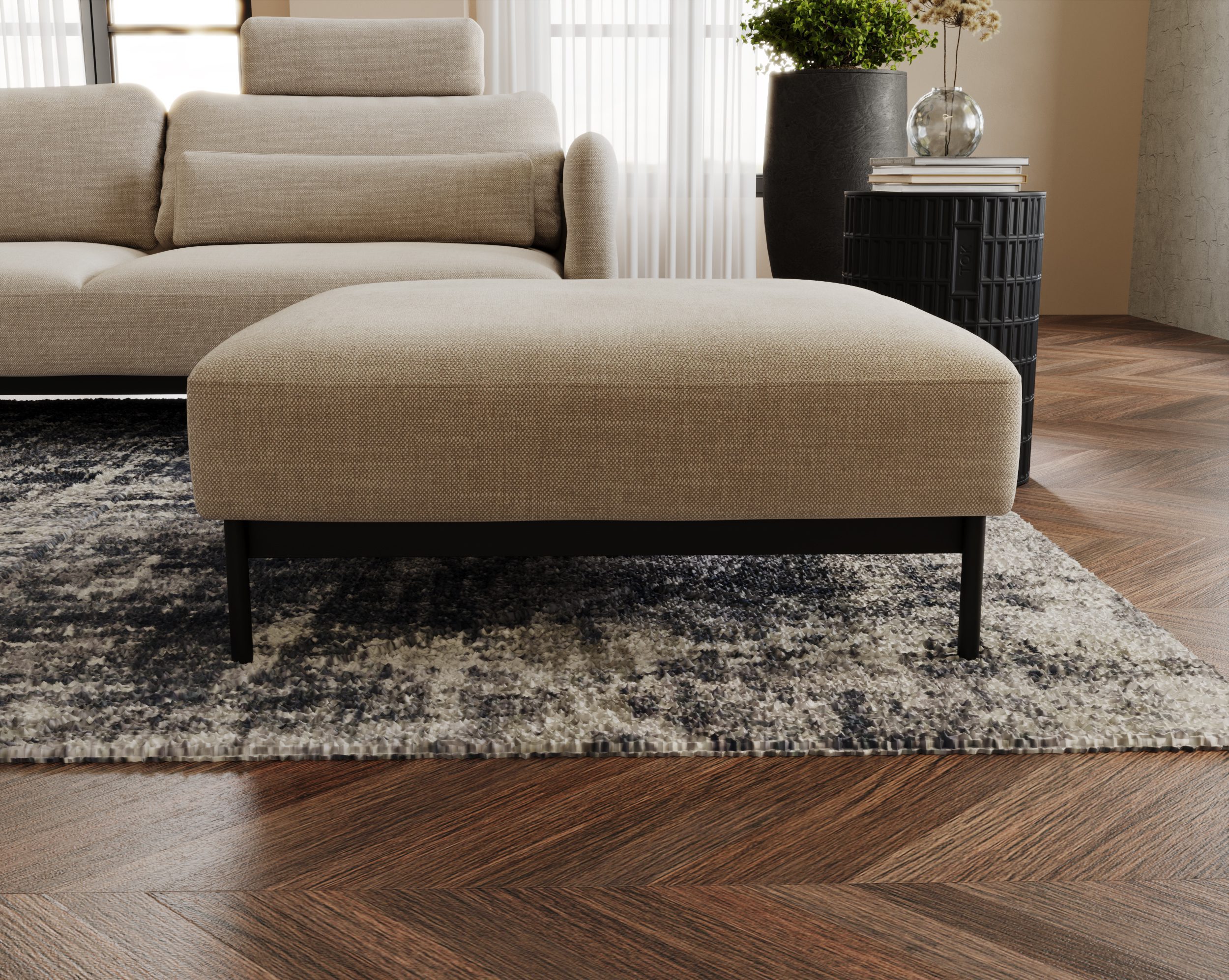 Pufa beżowa zestawiona z fotelem – miękkie wykończenie, uniwersalna forma