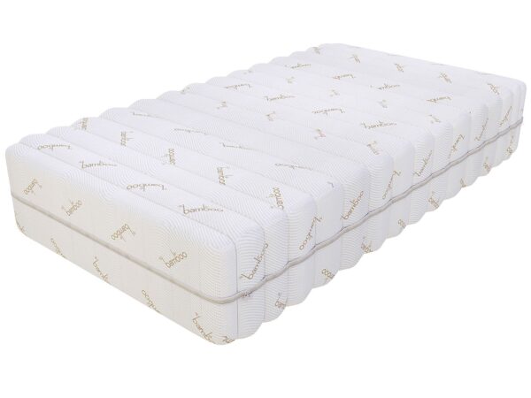 Biały materac z pikowaniem i oznaczeniem bamboo w stylu eko
