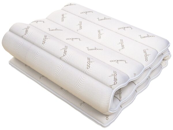 Zwinięty materac z białym pokrowcem i napisem bamboo