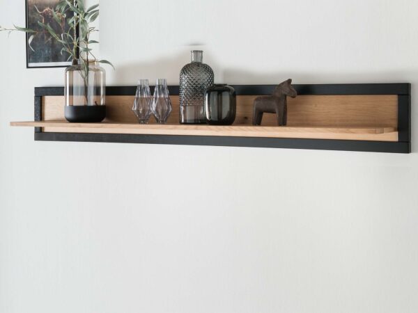 Biała ściana z czarno-drewnianą półką – styl skandynawski