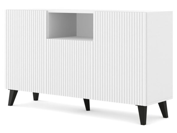 Komoda z białym ryflowanym frontem i czarnymi nogami, styl skandynawski