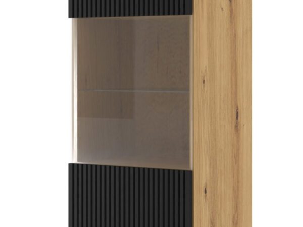 Wysoka witryna z przeszklonymi drzwiami i drewnianym korpusem