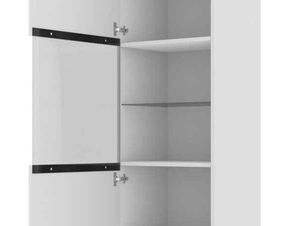 Otwarte wnętrze białej witryny z półkami i zawiasami