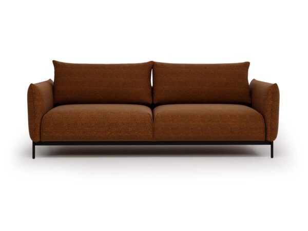 Sofa ceglana z dwiema dużymi poduszkami i prostym designem