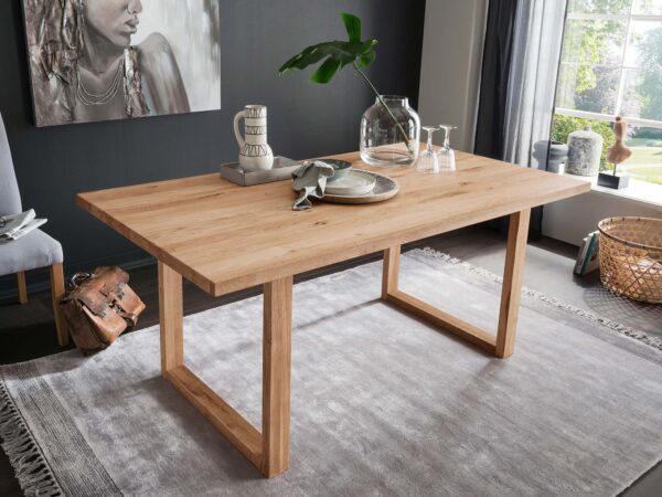 Drewniany stół z drewnianymi nogami i porcelaną – nowoczesny styl loft