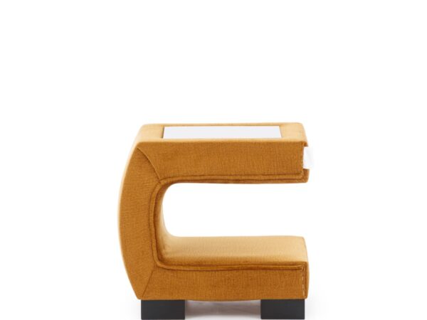 Designerski musztardowy stolik pomocniczy z giętym korpusem