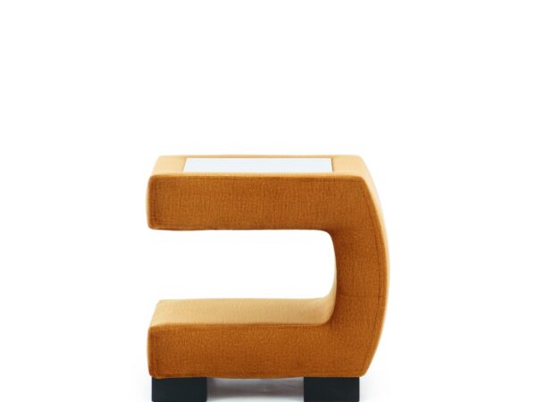 Designerski niski stolik w kolorze musztardowym, modern retro