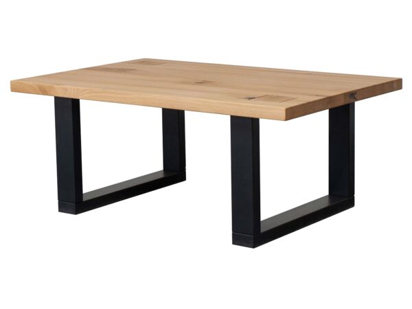 Mały drewniany stół w stylu industrialnym – praktyczny mebel do jadalni