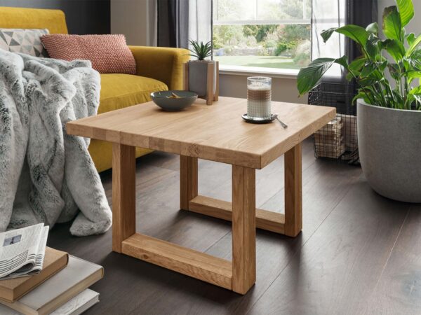 Kwadratowy stolik kawowy z grubym blatem i świecą – nowoczesna aranżacja salonu