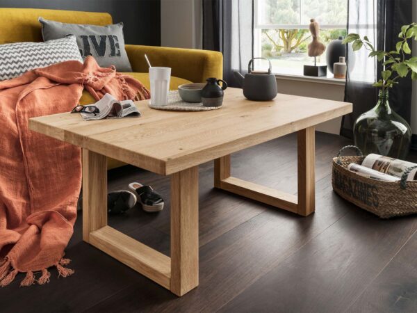 Salon z meblami z litego drewna i telewizorem – naturalna aranżacja