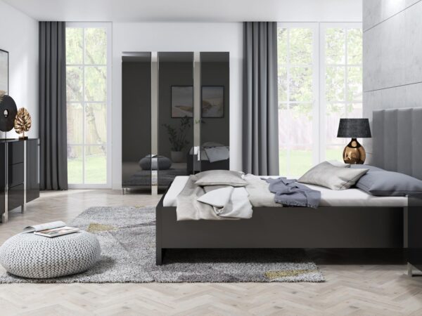 Łóżko z zagłówkiem i szafą przesuwną w nowoczesnej sypialni